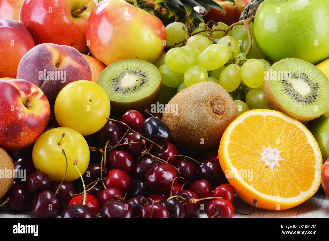 Composizione con varietà di frutta fresca. Alimentazione equilibrata Foto Stock
