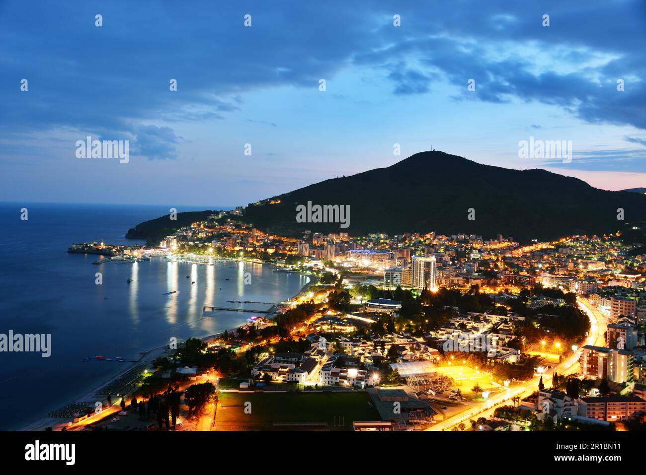 Veduta aerea di Budva, Montenegro sulla costa adriatica dopo il tramonto Foto Stock