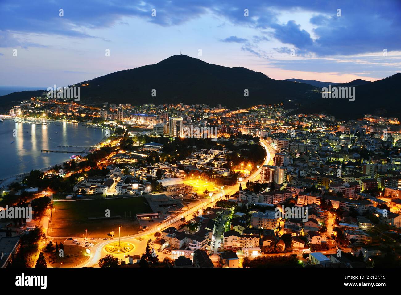 Veduta aerea di Budva, Montenegro sulla costa adriatica dopo il tramonto Foto Stock