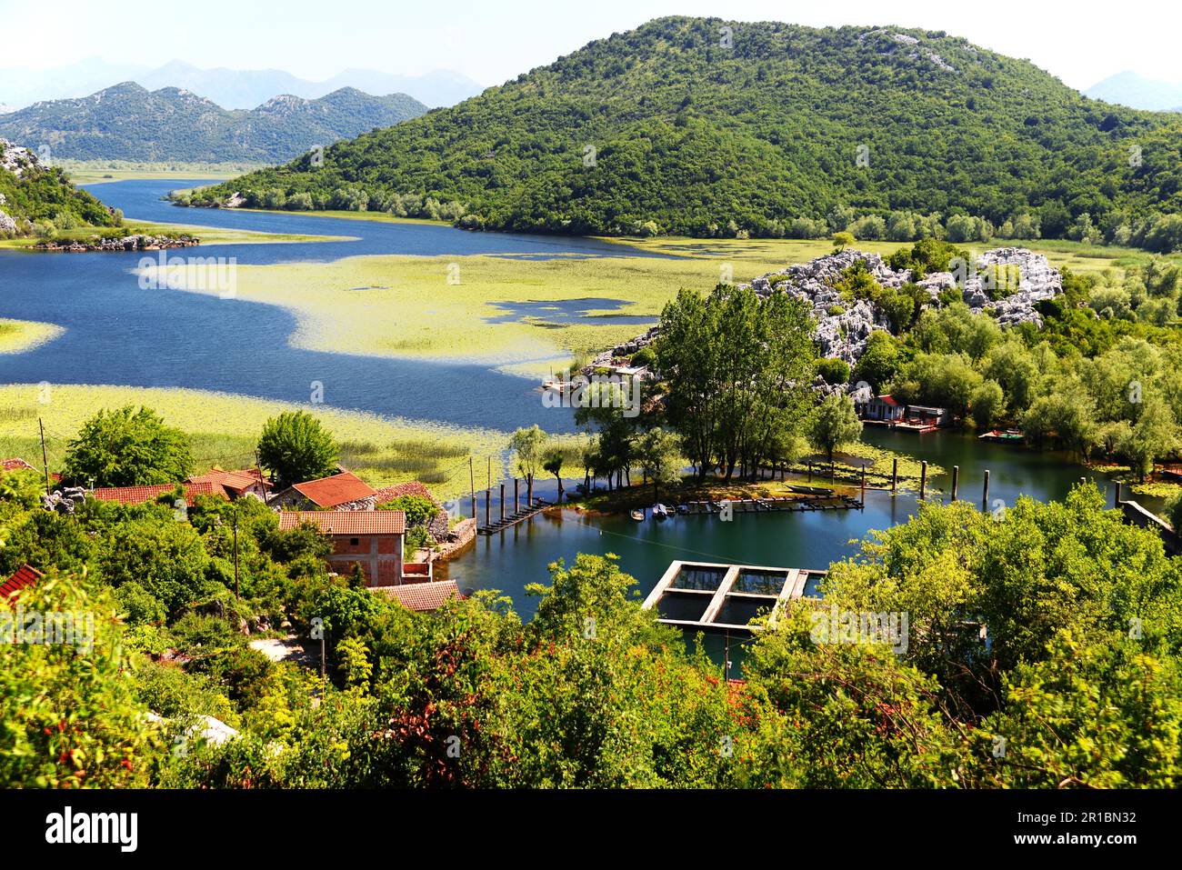 Villaggio di Karuc sul lago Skadar, Montenegro, il più grande lago della penisola balcanica. Parco Nazionale Foto Stock