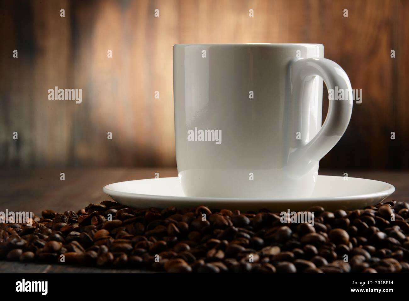 Composizione con tazza bianca e i chicchi di caffè Foto Stock