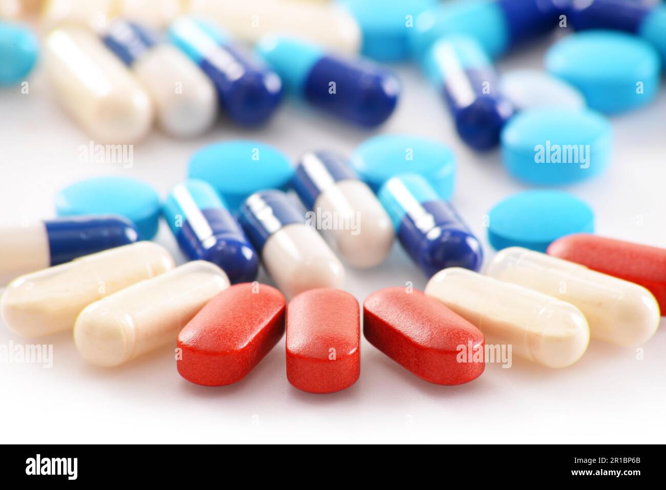 Composizione con varietà di farmaco pillole e integratori dietetici Foto Stock