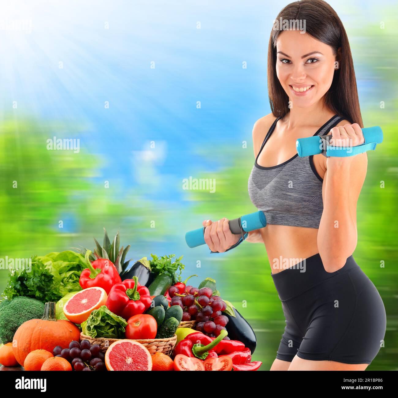 Giovane donna con varietà di verdure e frutta biologiche. Dieta equilibrata Foto Stock
