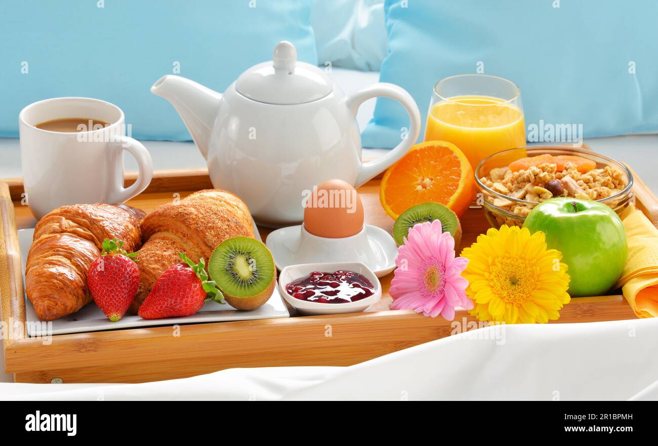 Vassoio colazione a letto in camera in hotel Foto stock - Alamy