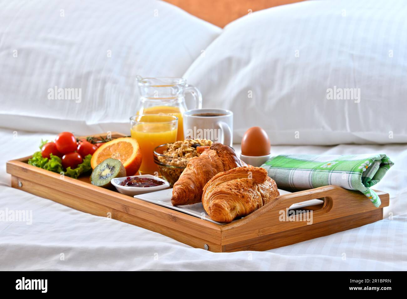 Vassoio colazione a letto in camera in hotel Foto stock - Alamy