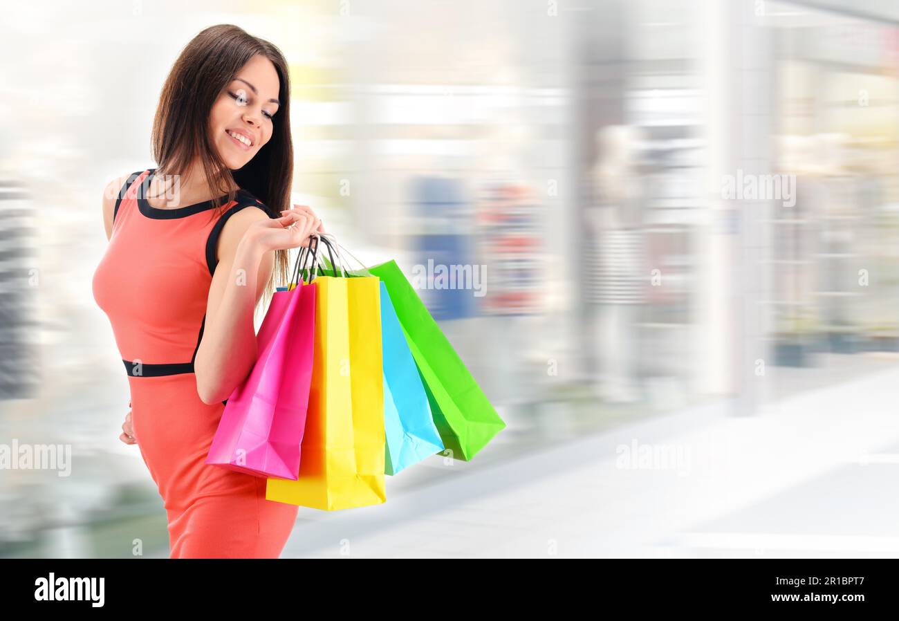 Giovane donna con sacchetti in centro commerciale per lo shopping Foto Stock