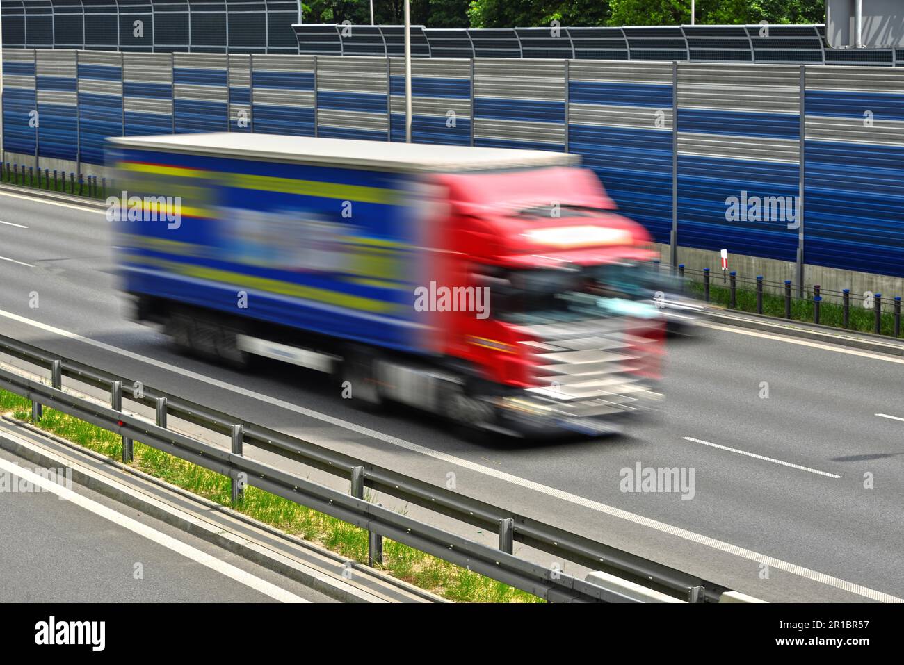 Veicolo di grandi dimensioni che si muove alla massima velocità su un'autostrada a sei corsie ad accesso controllato Foto Stock