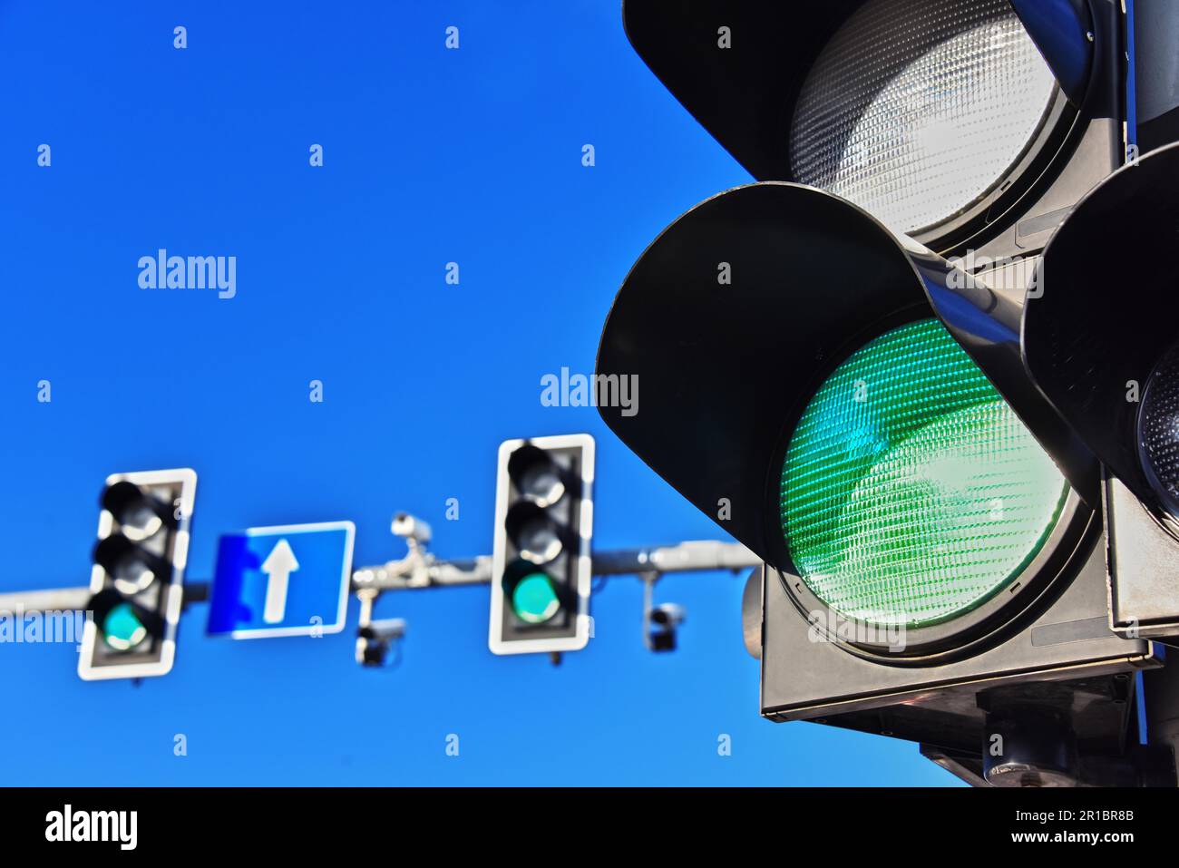 Semaforo oltre il cielo blu. Luce verde Foto Stock