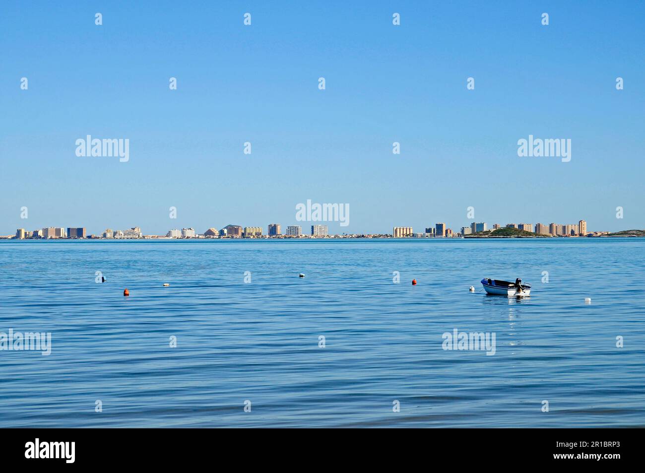 Alti edifici, laguna, mare interno, la Manga, Mar Menor, Murcia, Spagna Foto Stock