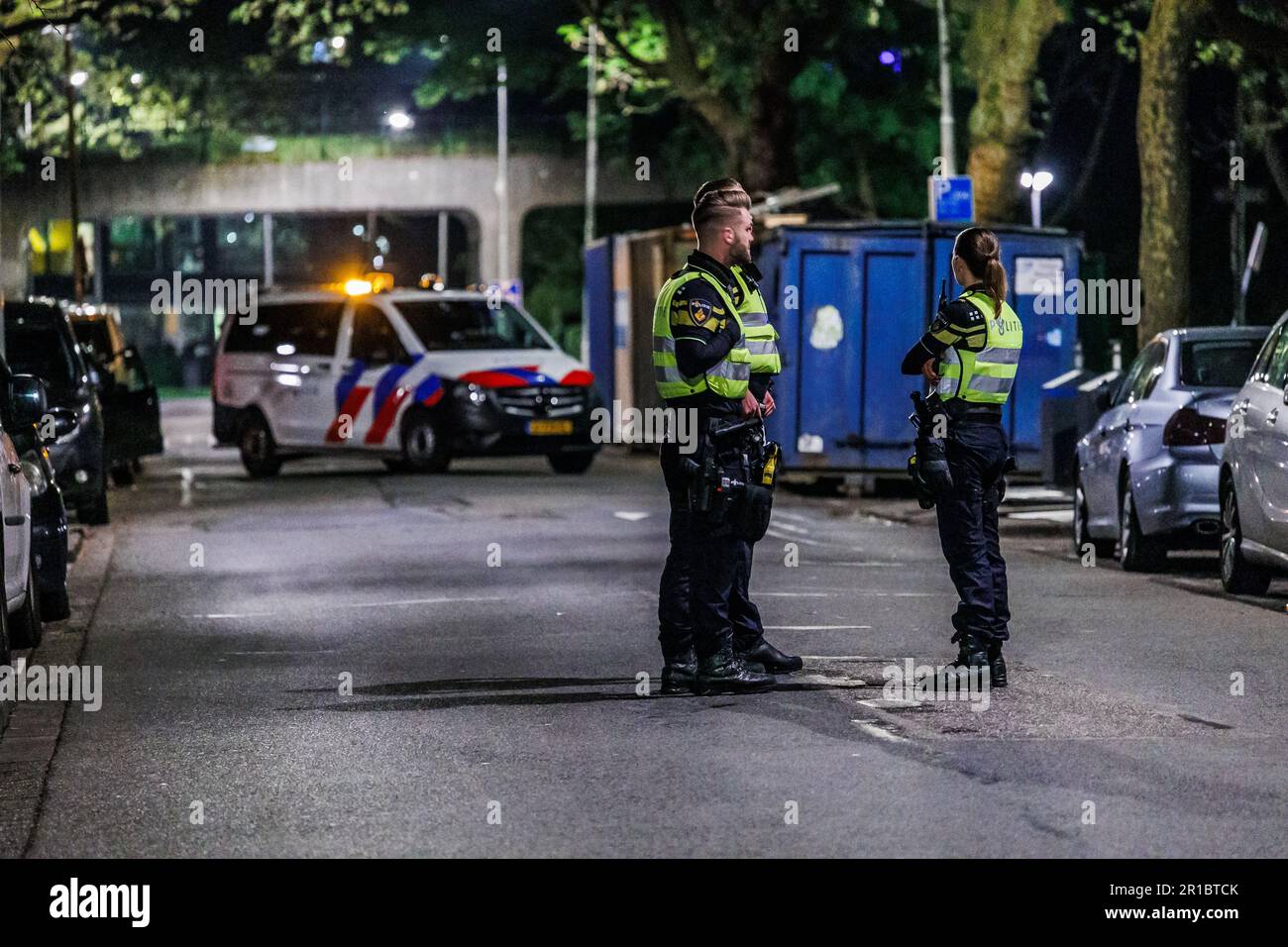 ROTTERDAM - Bij een deur van een portiek aan de Bilderdijkstraat Rotterdam Heeft in de nacht van vrijdag op zaterdag een explosie schade veroorzaakt. De brandweer en politie zijn ter plaatse geweest. Forensische opspiando heeft sporenonderzoek verricht. ANP / Hollandse Hoogte / MediaTV olanda fuori - belgio fuori Foto Stock