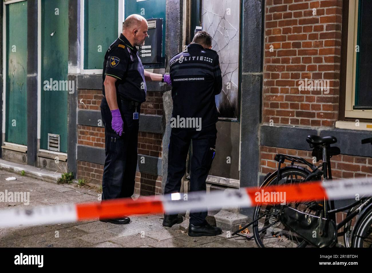 ROTTERDAM - Bij een deur van een portiek aan de Bilderdijkstraat Rotterdam Heeft in de nacht van vrijdag op zaterdag een explosie schade veroorzaakt. De brandweer en politie zijn ter plaatse geweest. Forensische opspiando heeft sporenonderzoek verricht. ANP / Hollandse Hoogte / MediaTV olanda fuori - belgio fuori Foto Stock