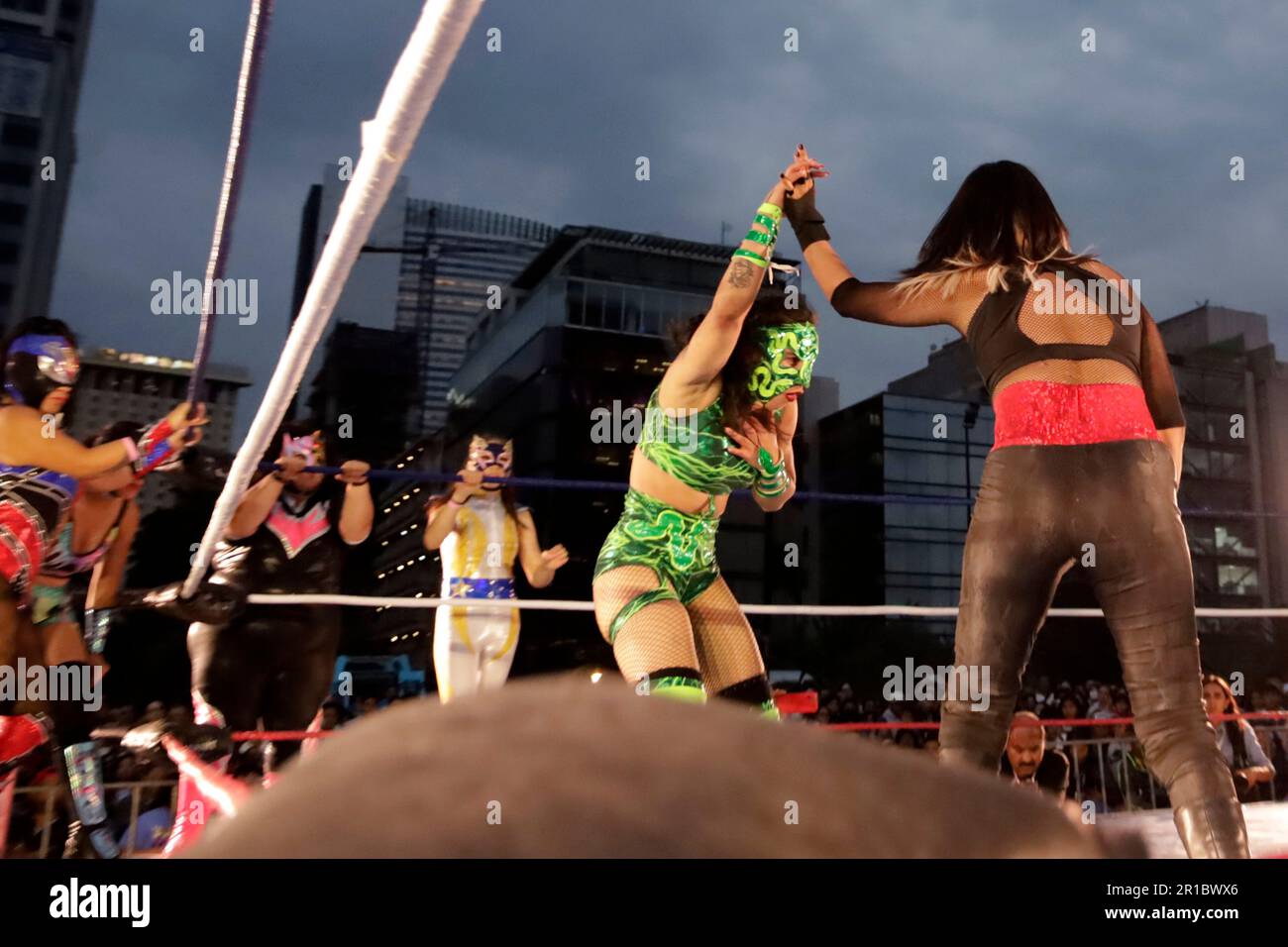 12 maggio 2023, Città del Messico, Messico: Wrestlers Wrestlers offre uno spettacolo di wrestling come parte delle celebrazioni della Festa della Madre al Monumento della Rivoluzione. Il 12 maggio 2023 a Città del Messico, Messico (Foto di Luis Barron / Eyepix Group). Foto Stock