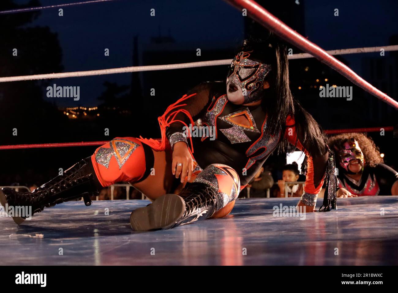 12 maggio 2023, Città del Messico, Messico: Wrestlers Wrestlers offre uno spettacolo di wrestling come parte delle celebrazioni della Festa della Madre al Monumento della Rivoluzione. Il 12 maggio 2023 a Città del Messico, Messico (Foto di Luis Barron / Eyepix Group). Foto Stock
