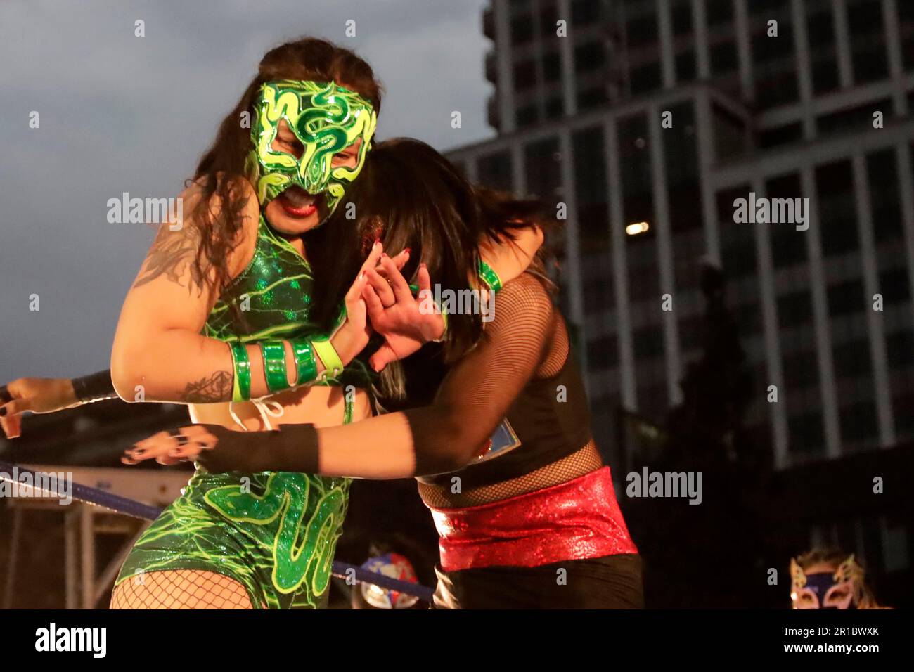 12 maggio 2023, Città del Messico, Messico: Wrestlers Wrestlers offre uno spettacolo di wrestling come parte delle celebrazioni della Festa della Madre al Monumento della Rivoluzione. Il 12 maggio 2023 a Città del Messico, Messico (Foto di Luis Barron / Eyepix Group). Foto Stock