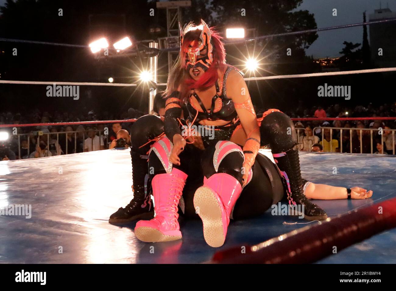 12 maggio 2023, Città del Messico, Messico: Wrestlers Wrestlers offre uno spettacolo di wrestling come parte delle celebrazioni della Festa della Madre al Monumento della Rivoluzione. Il 12 maggio 2023 a Città del Messico, Messico (Foto di Luis Barron / Eyepix Group). Foto Stock