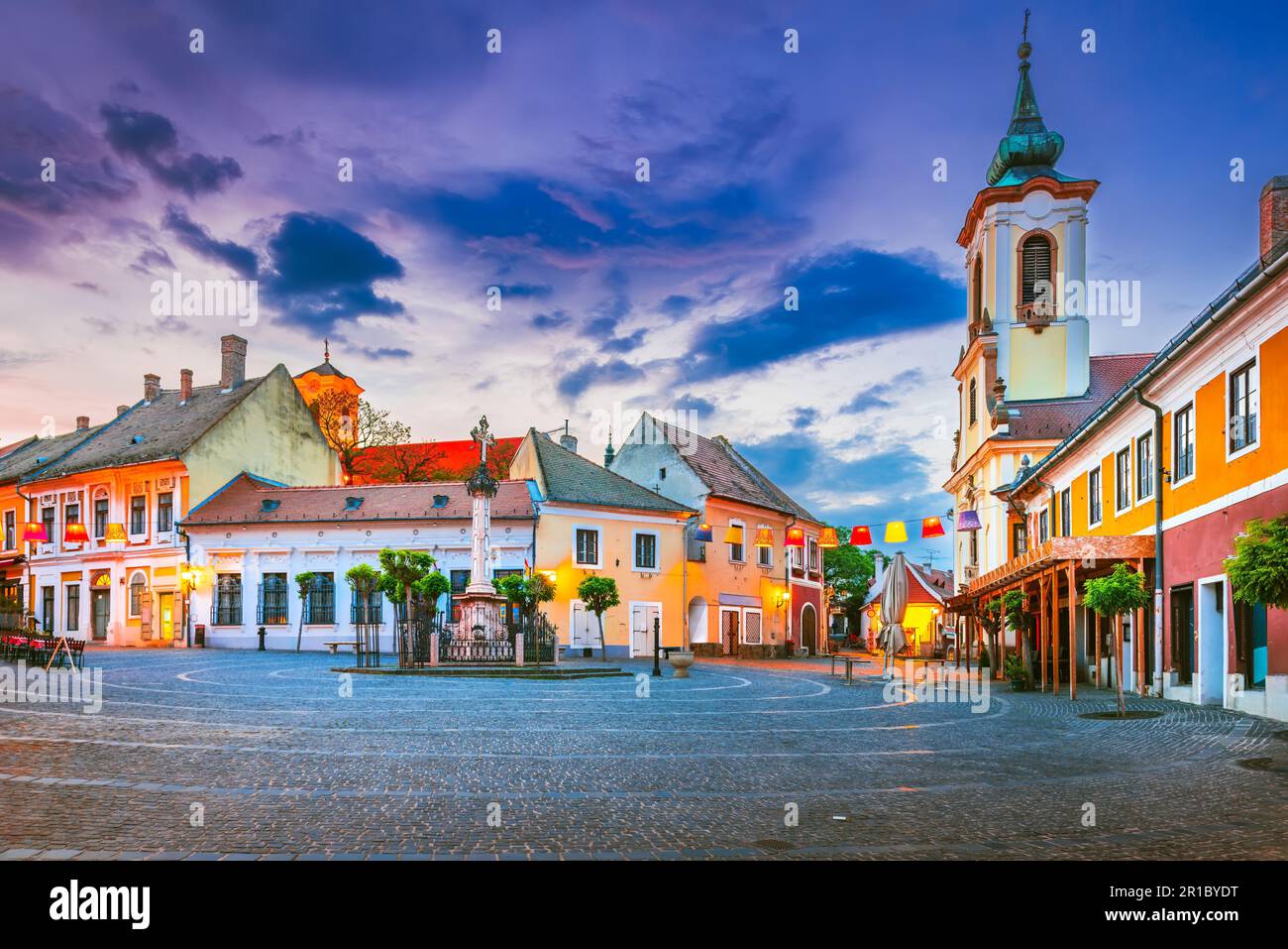 Szentendre, Ungheria. Città delle arti vicino a Budapest, famoso e bellissimo centro storico, riva del Danubio. FO Ter, piazza principale Foto Stock