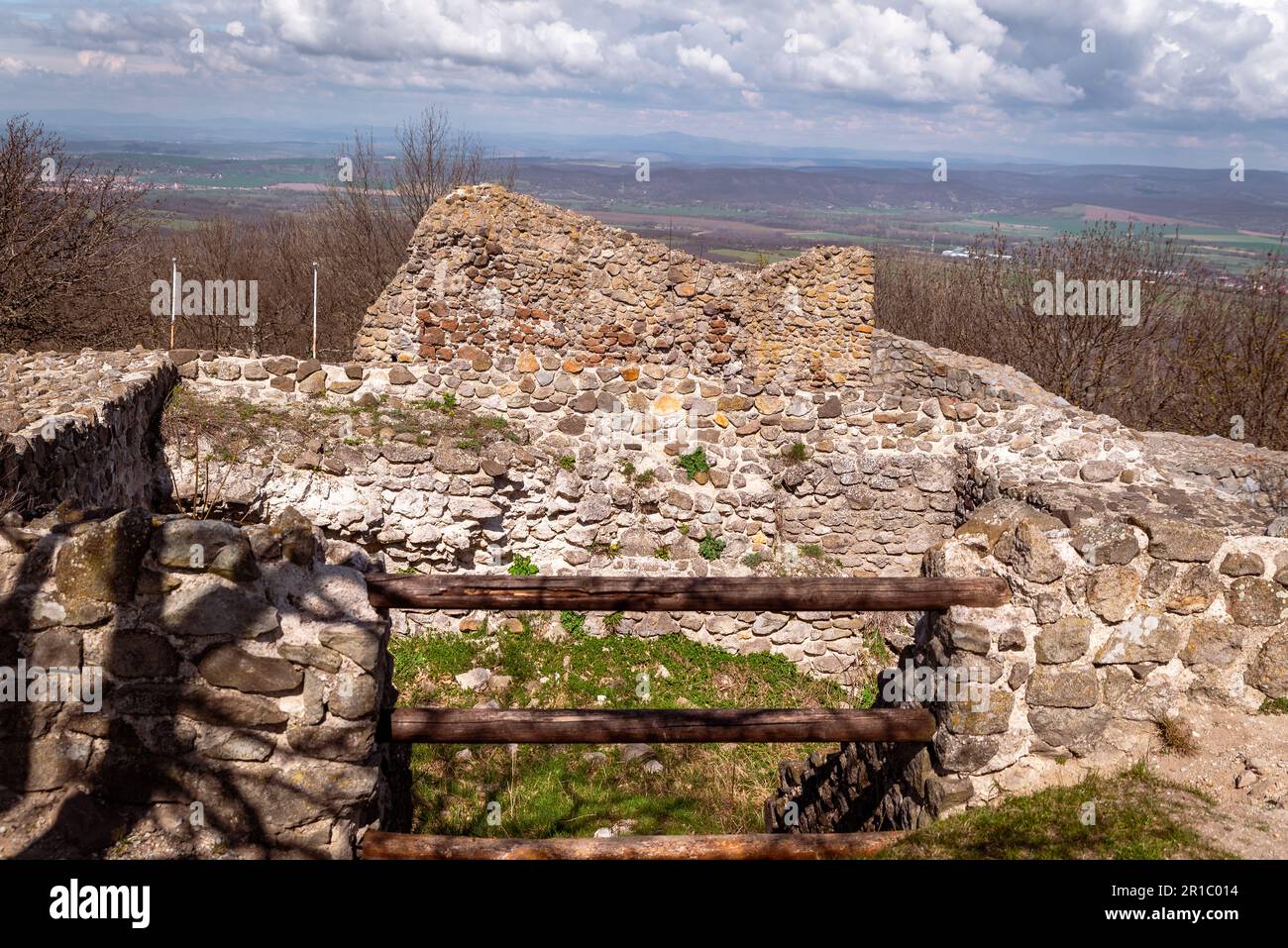 Castello di Dregely in Ungheria, questa è una fortezza medievale che si può raggiungere con escursioni sulle montagne Borzsony. Questo incredibile rovine storiche Foto Stock