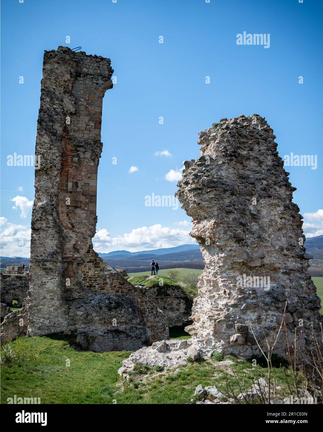 Forte di rovine di Cittanova nel nord Ungheria. Rovine storiche vicino al confine con la slovakina, vicino alla città di Cittanova. Famosa attrazione turistica che cosa visitabile fo Foto Stock