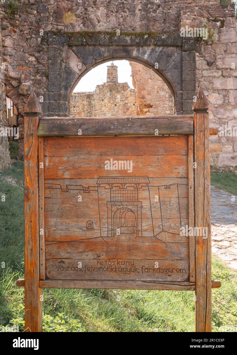 Forte di rovine di Cittanova nel nord Ungheria. Rovine storiche vicino al confine con la slovakina, vicino alla città di Cittanova. Famosa attrazione turistica che cosa visitabile fo Foto Stock