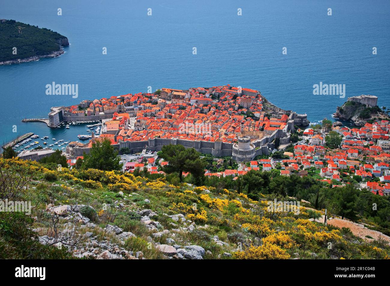 Città di Dubrovnik in Croazia dalla montagna SRD Foto Stock