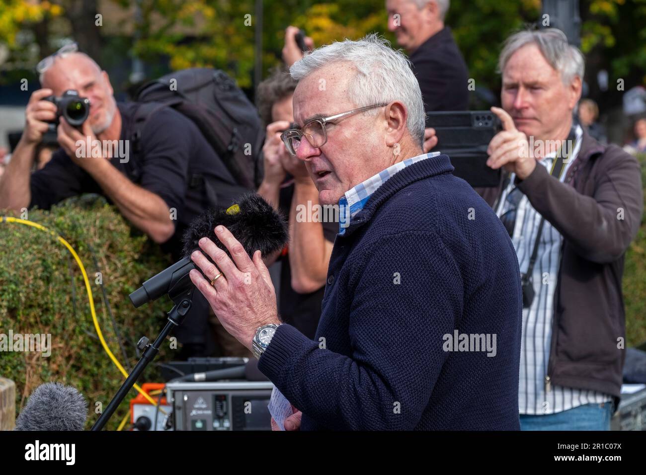 Il parlamentare indipendente Andrew Wilkie si rivolge alla folla al No Stadium Rally sui prati del Parlamento a Hobart, sabato 13th maggio. Al rally hanno partecipato più di 6.000 persone che si oppongono alla costruzione di uno stadio AFL a Mac Point sul lungomare di Hobart. Foto Stock