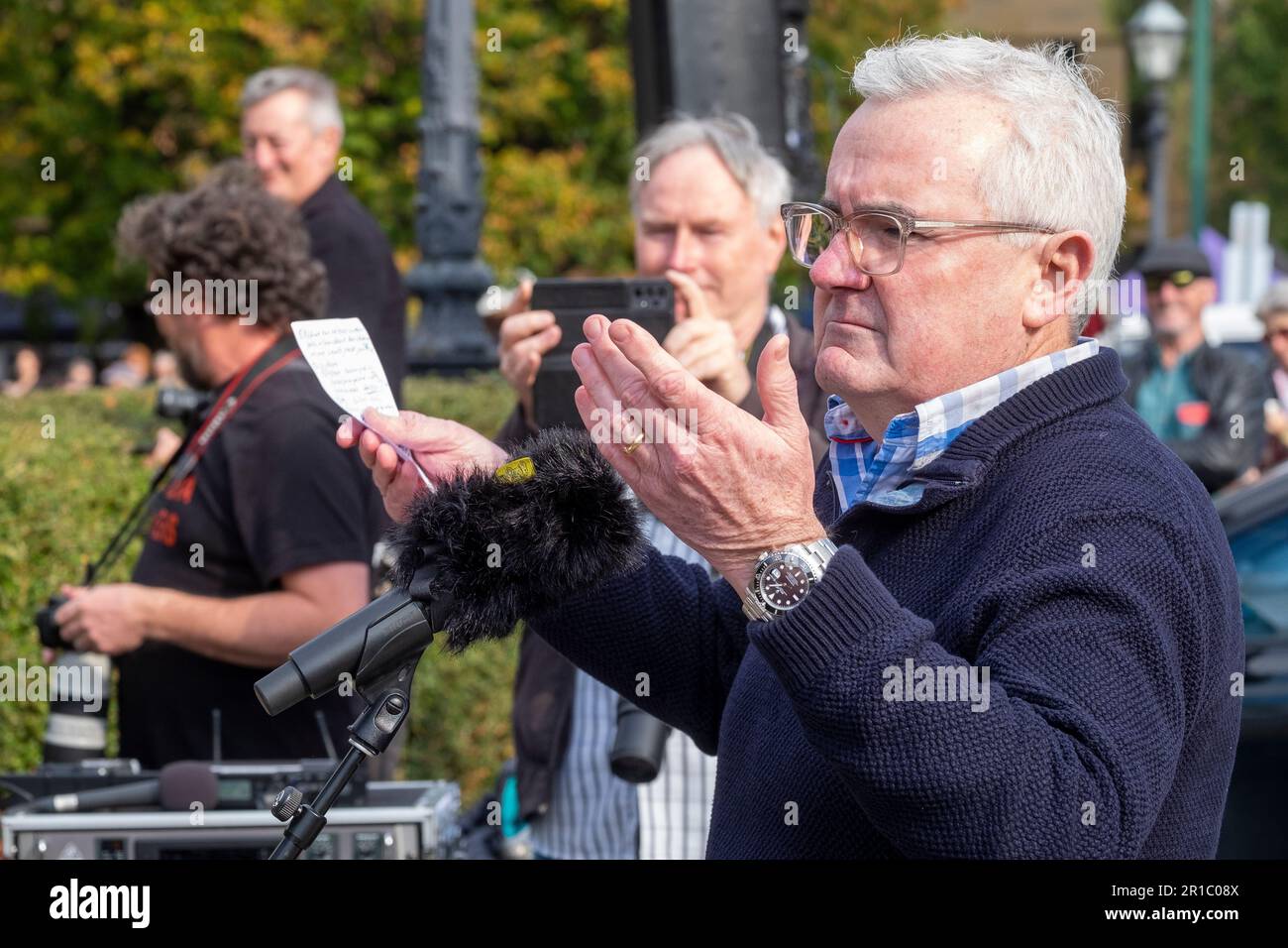 Il parlamentare indipendente Andrew Wilkie si rivolge alla folla al No Stadium Rally sui prati del Parlamento a Hobart, sabato 13th maggio. Al rally hanno partecipato più di 6.000 persone che si oppongono alla costruzione di uno stadio AFL a Mac Point sul lungomare di Hobart. Foto Stock