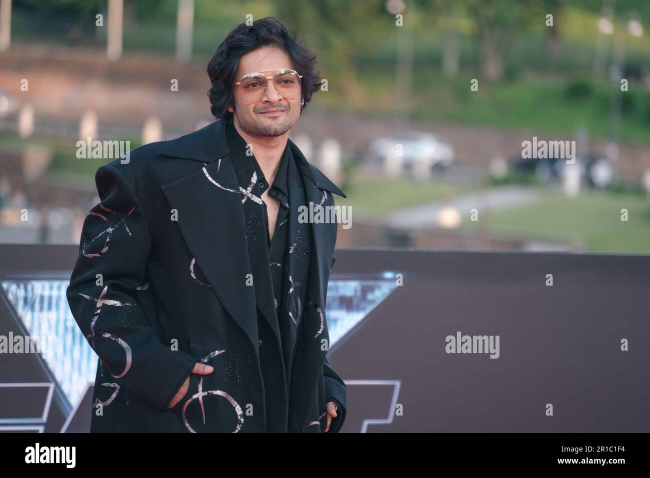 Roma, Italia. 12th maggio, 2023. L'attore Ali Fazal arriva per la prima volta del film ''Fast X'', il decimo film della saga Fast & Furious, il 12 maggio 2023 al monumento del Colosseo a Roma. (Foto di Luca Carlino/NurPhoto) Credit: NurPhoto SRL/Alamy Live News Foto Stock