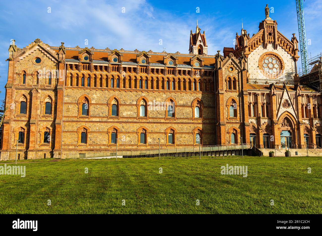 Seminario Mayor de Comillas University edificio, impressionante struttura in stile neo-gotico costruita nel tardo 19th ° secolo dai Gesuiti. Comillas, Cantab Foto Stock