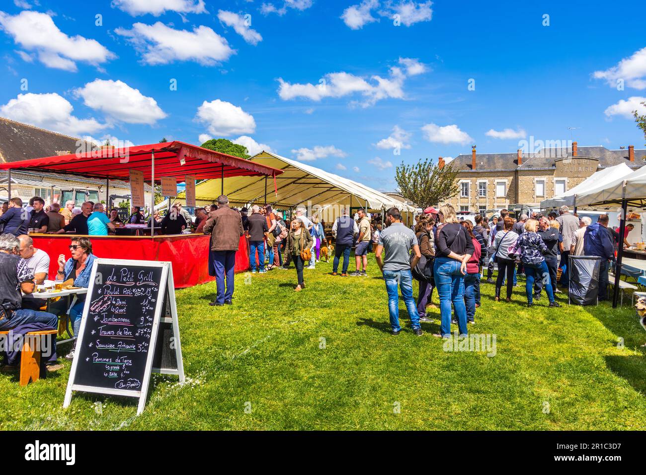 Folla che si raduna e beve allo speciale mercato del giorno di maggio - Martizay, Indre (36), Francia. Foto Stock