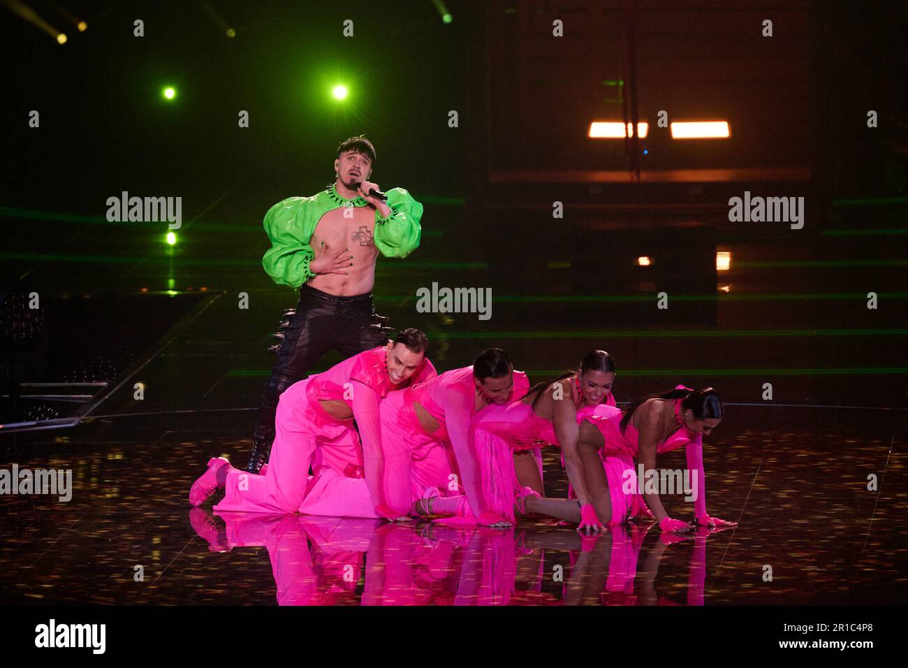 Liverpool, Regno Unito. 12 maggio 2023 . Käärijä in rappresentanza della Finlandia ha mostrato di esibirsi sul palco alla prova di vestito per la Grand Final del Concorso di canzoni Eurovision tenutosi presso la M&S Bank Arena. Credit: Alan D West/EMPICS/Alamy Live News Foto Stock