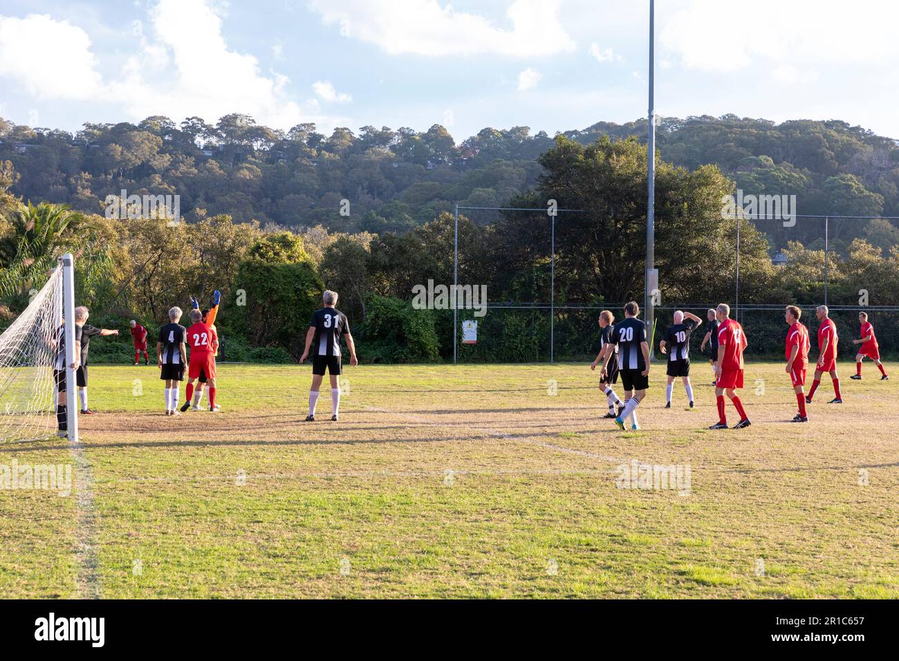 Grassroots Football Mens match game in Sydney Australia Senior Male oltre i 45 anni giocano una partita ad Avalon Beach, Sydney, Australia Foto Stock