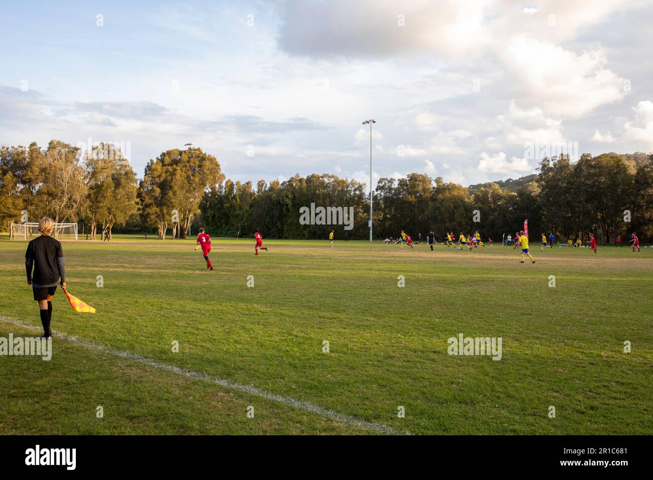 Assistente degli arbitri del calcio australiano durante la partita dilettante di calcio a Sydney, NSW, Australia Foto Stock