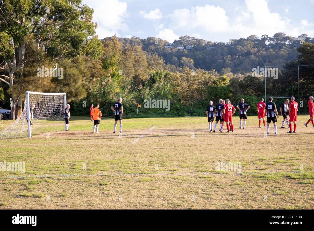 Gioco di calcio amatoriale Mens Sydney Australia, partita di calcio di oltre 45 anni a Careel Bay Sydney, NSW, Australia Foto Stock