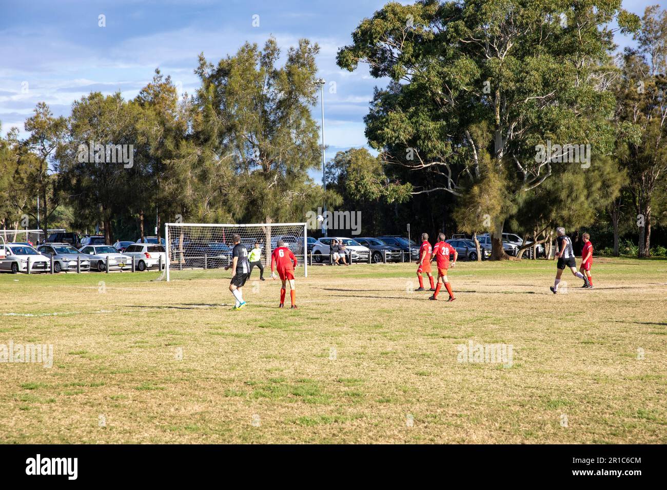 Gioco di calcio amatoriale Mens Sydney Australia, partita di calcio di oltre 45 anni a Careel Bay Sydney, NSW, Australia Foto Stock