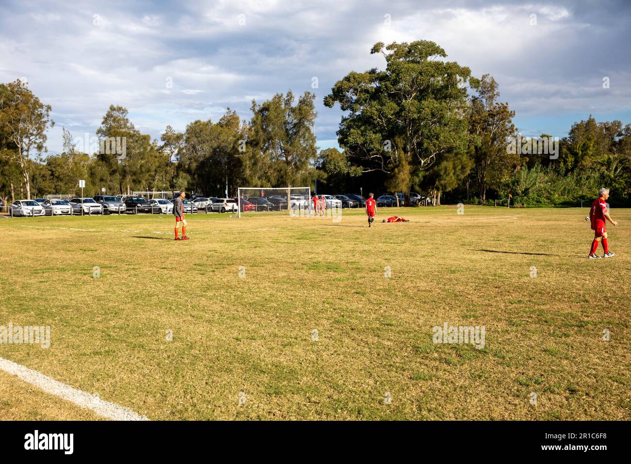 Partita di football amatoriale di base a Sydney Australia la squadra di football degli Avalon si scalda prima di una partita di calcio competitiva di oltre 45 anni, in Australia Foto Stock