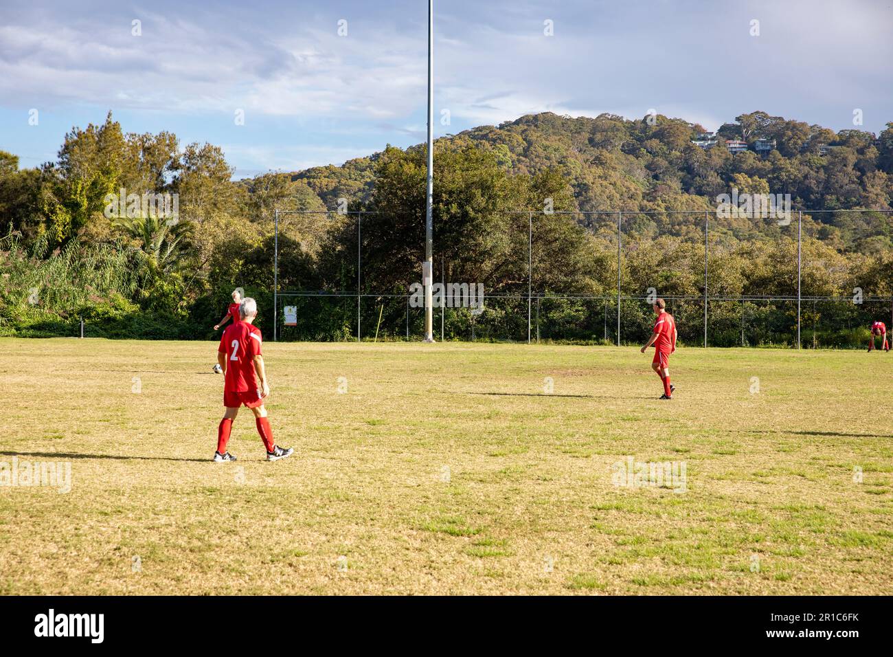 Partita di football amatoriale di base a Sydney Australia la squadra di football degli Avalon si scalda prima di una partita di calcio competitiva di oltre 45 anni, in Australia Foto Stock