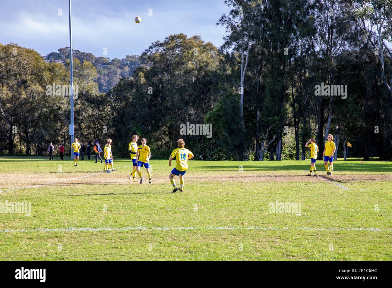 Grassroots match di calcio amatoriale a Sydney tra squadre che giocano in Manly Warringah associazione, NSW, Australia Foto Stock