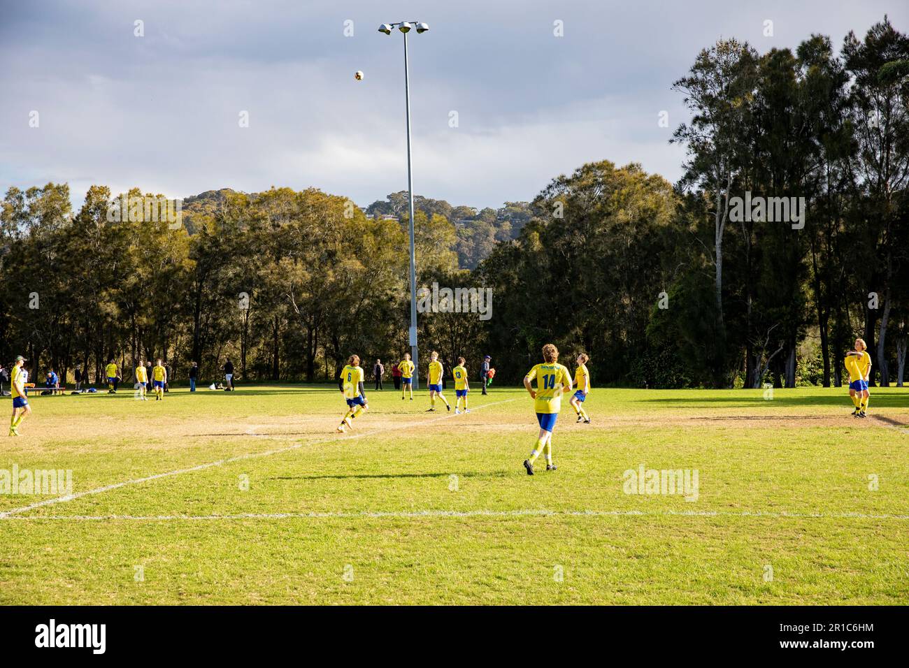 Grassroots match di calcio amatoriale a Sydney tra squadre che giocano in Manly Warringah associazione, NSW, Australia Foto Stock