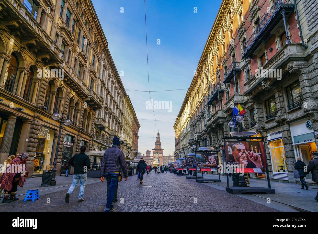 Castello Sforzesco visto da una strada a Milano Foto Stock