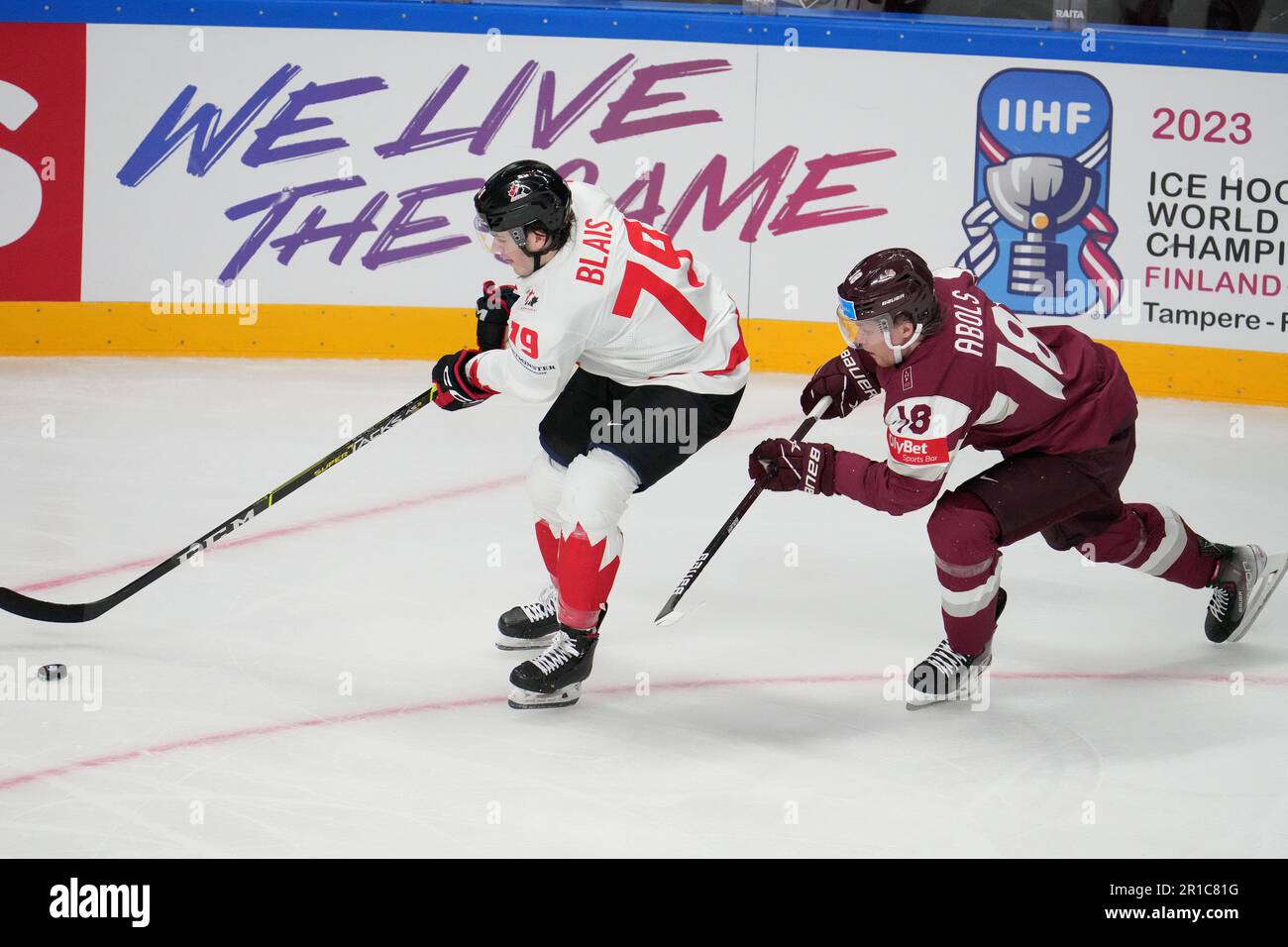 Riga, Lettonia. 12th maggio, 2023. Il futuro della Lettonia Rodrigo Abols (R) vies con il futuro del Canada Sumuel Blais durante la partita di Gruppo B tra Lettonia e Canada al Campionato Mondiale di Hockey su ghiaccio IIHF 2023 a riga, Lettonia, 12 maggio 2023. Credit: Edijs Palens/Xinhua/Alamy Live News Foto Stock