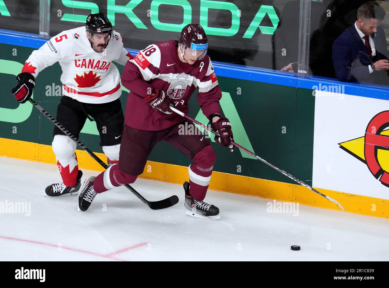 Riga, Lettonia. 12th maggio, 2023. Il futuro della Lettonia Rodrigo Abols (R) vies con il futuro canadese Jacob Middleton durante la partita di Gruppo B tra Lettonia e Canada al Campionato Mondiale di Hockey su ghiaccio IIHF 2023 a riga, Lettonia, 12 maggio 2023. Credit: Edijs Palens/Xinhua/Alamy Live News Foto Stock