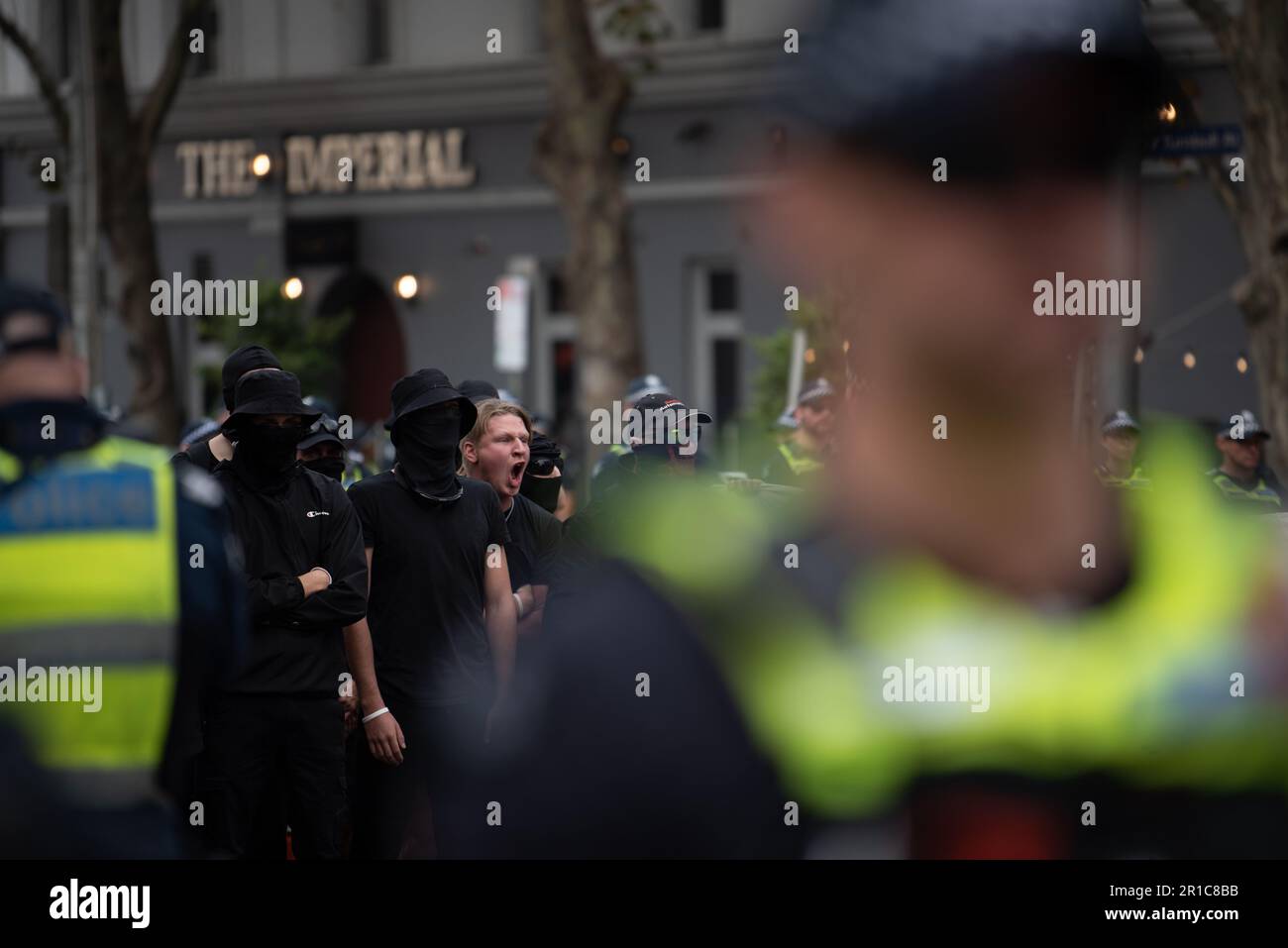 Melbourne, Australia, maggio 13th 2023. Un neo-nazista urla a sopravivere i contro-manifestanti antifascisti. Credit: Jay Kogler/Alamy Live News Foto Stock