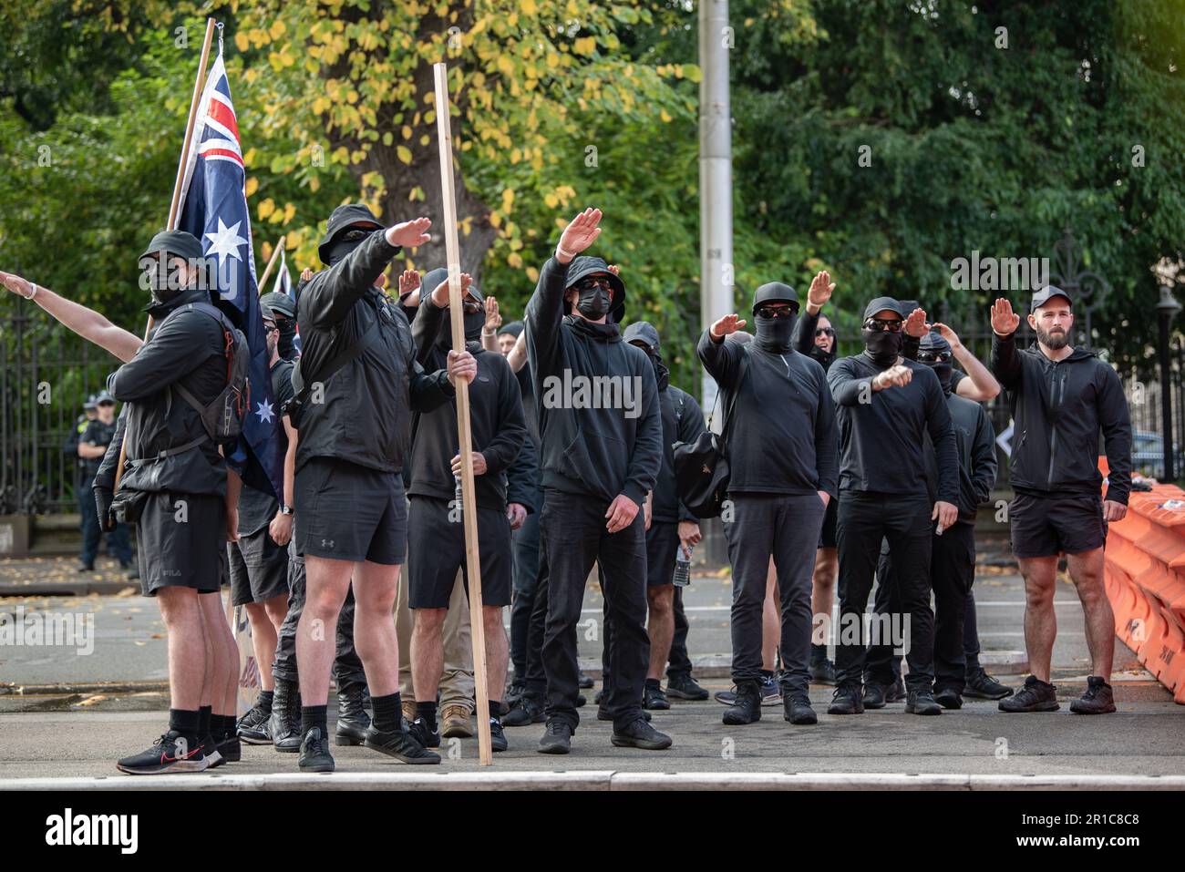 13 maggio 2023, Melbourne, Australia. Thomas Sewell (estrema destra) e i membri dell'organizzazione NSN (Neo-nazista) che protestano contro l'immigrazione e per "mantenere l'Australia bianca". Credit: Jay Kogler/Alamy Live News Foto Stock