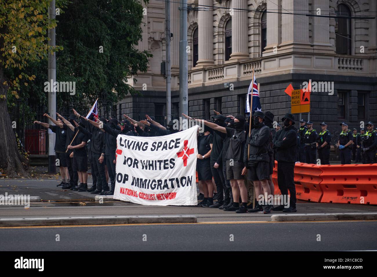 Melbourne, Australia, maggio 13th 2023. I neonazisti protestano contro l'immigrazione si radunano al di fuori della casa del Parlamento e vengono accolti da una forza numerosissimo di contro-manifestanti antifascisti. Credit: Jay Kogler/Alamy Live News Foto Stock