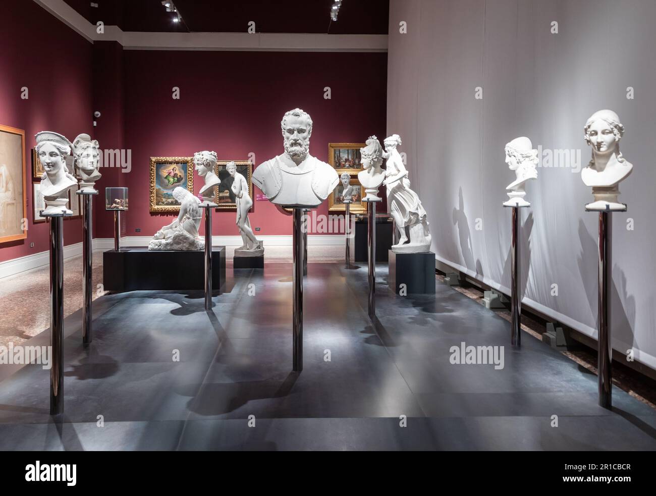 Bassano del Grappa, Italia - Dicembre 2022: Interno del museo d'arte con la famosa scultura antica di Antonio Canova Foto Stock