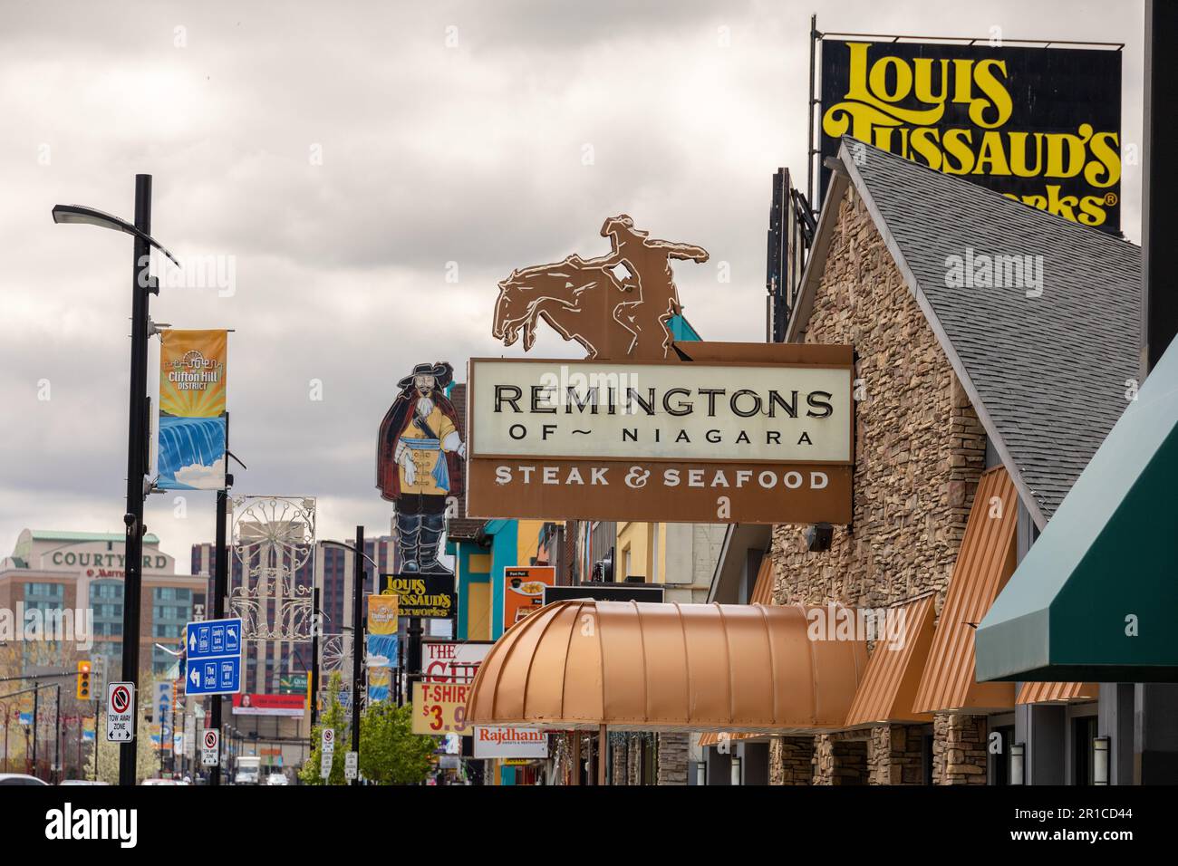 Business's on Victoria Street Niagara Falls Ontario Canada, tra cui Remingtons Steak and Seafood Restaurant Niagara Falls Canada Foto Stock