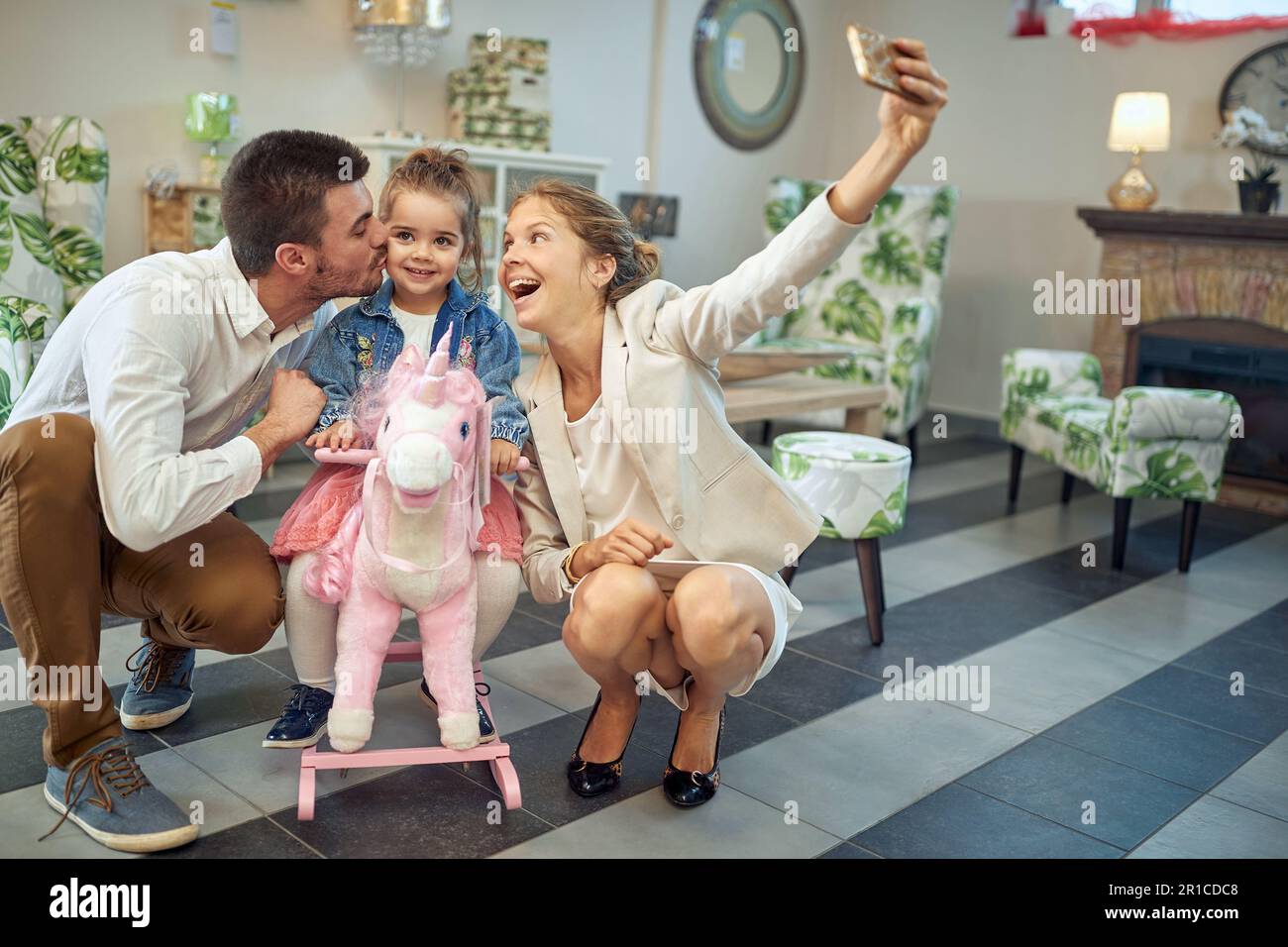 La famiglia cattura momenti divertenti tra una splendida illuminazione Foto Stock