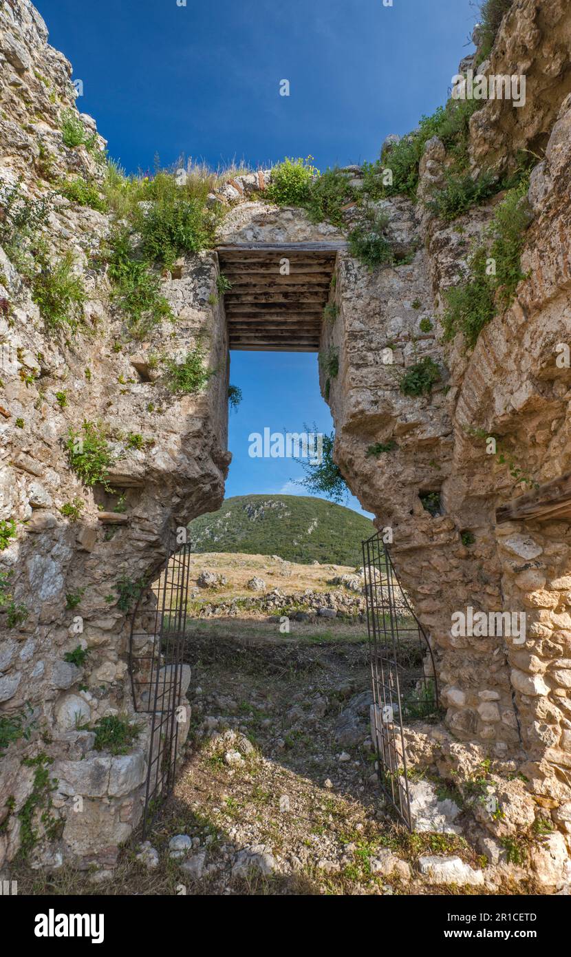 Castello Bizantino di Gardiki, 13th ° secolo, ingresso laterale alla torre, isola di Corfù, Grecia Foto Stock