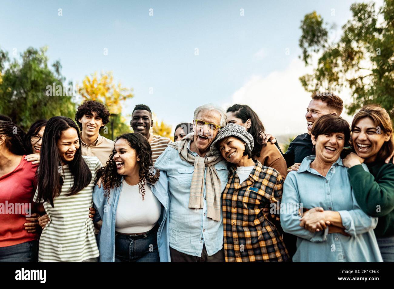 Felice gente multigenerazionale divertirsi insieme in un parco pubblico - Diversity Concept Foto Stock
