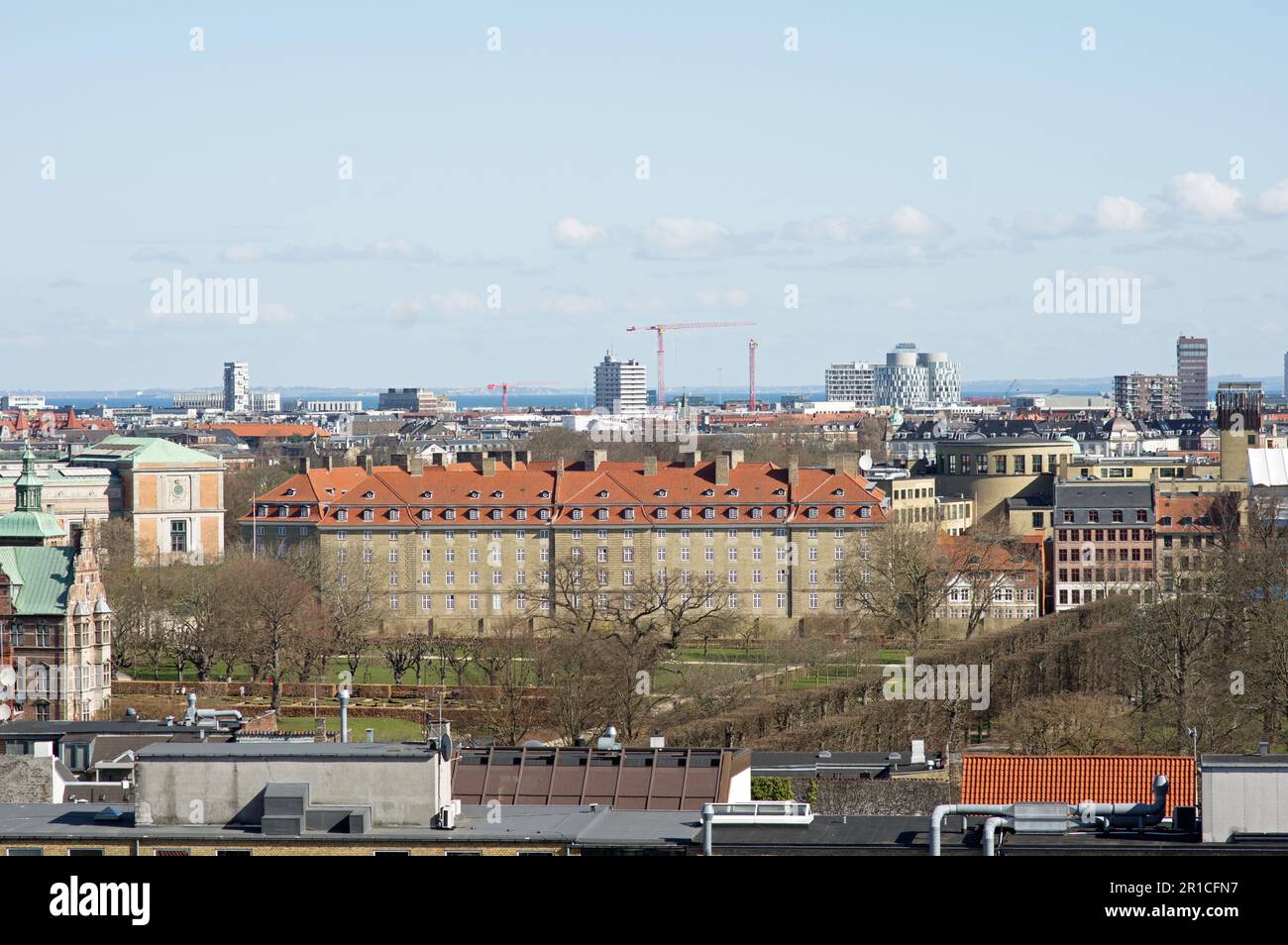 Panorama urbano aereo dello skyline del centro di Copenhagen con un grande edificio in Danimarca Foto Stock